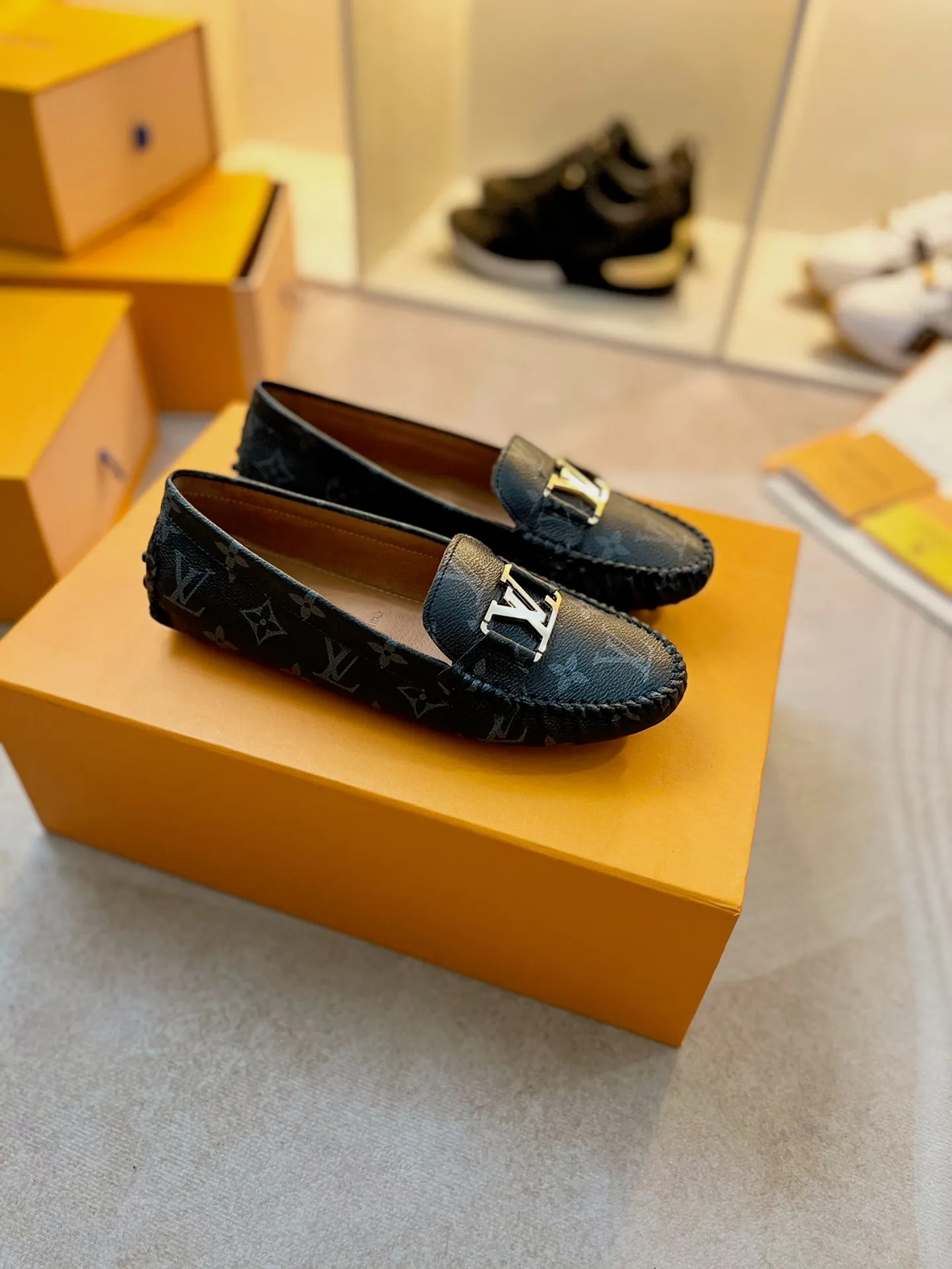p460💰Couple model❤️🇫🇷 𝙇𝙤𝙪𝙞𝙨 𝙑𝙪𝙞𝙩𝙩𝙤𝙣 🇫🇷Louis Vuitton 2023 Classic𝓛𝓿 𝓣𝓻𝓪𝓲𝓷𝓮𝓻 Sports Series ➪➪➪¯ [Arizona Doudou Shoes Series] ▪️▪️▪️Arizona slip-on shoes are made of Monogram Eclipse canvas. Its hand-painted and dyed edges and hand-sewn uppers fully demonstrate Louis Vuitton's traditional shoemaking craftsmanship. This slip-on shoe is very lightweight. The integrated tongue and upper make it particularly comfortable and flexible. The soft outsole is equipped with rubber padding. Decorated with matching sash. Detailed features: ☑️Monogram Eclipse canvas ☑️Black Eclipse pattern ☑️Hand-painted shoe edges ☑️Hand-sewn uppers (each pair takes time to process) ☑️Integrated tongue and upper construction ☑️Outsole equipped with rubber lining ☑️size: 35_46